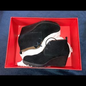 Size 7 1/2 Donald j pliner sued platforms